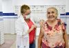 Prefeitura recebe 19,7 mil novas doses de vacina e campanha de vacinação contra influenza de idosos e trabalhadores da saúde será retomada nesta segunda nos 68 pontos e no ‘drive thru’