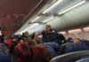 Homem com suspeita de covid-19 morre em avião e passageiros se desesperam